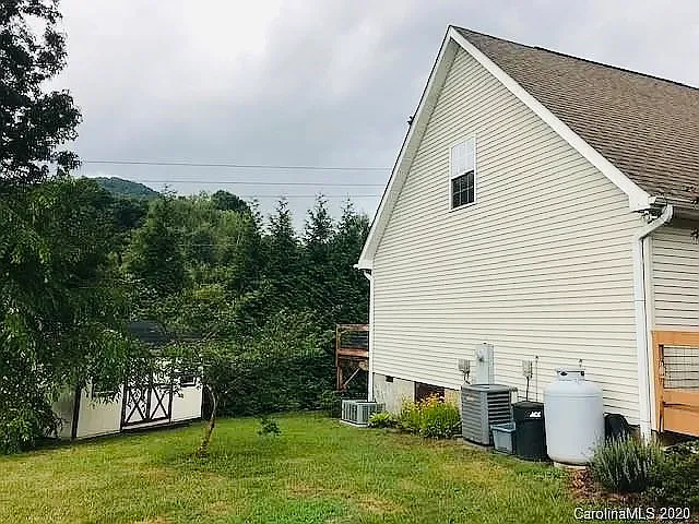 A large fenced side yard allows for plenty of privacy.