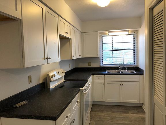 5th image of 240 Fern St #240