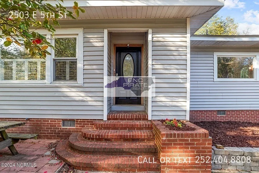 3 bed, $2,400 — Photo 2