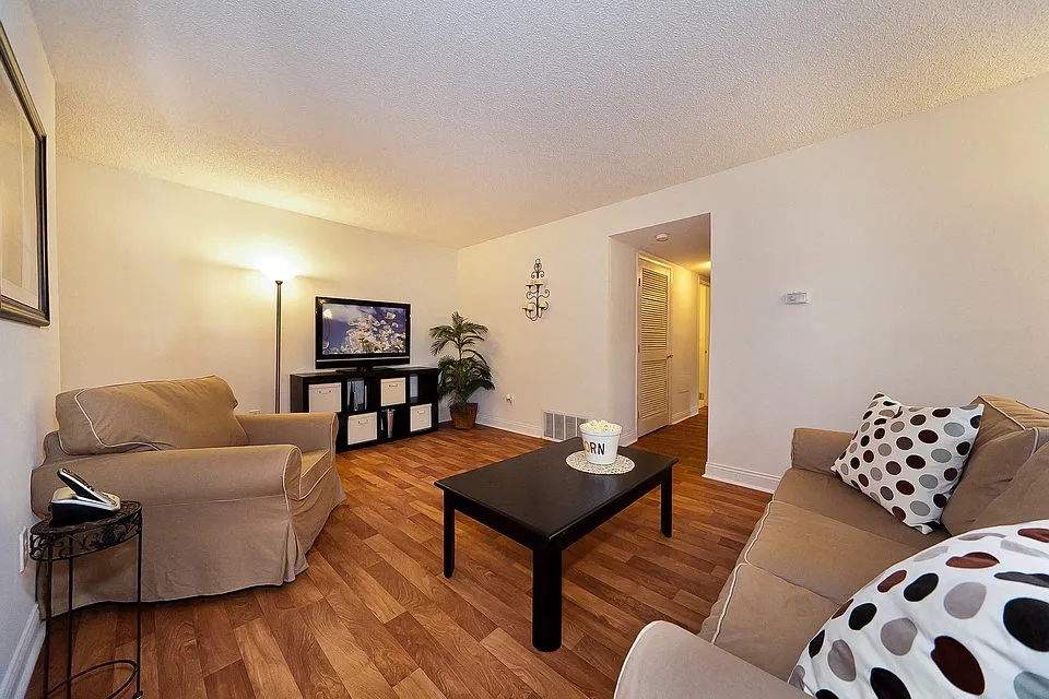 The Elms Apartments — Photo 4