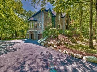 21 Surrey Ln, Mahwah, NJ 07430