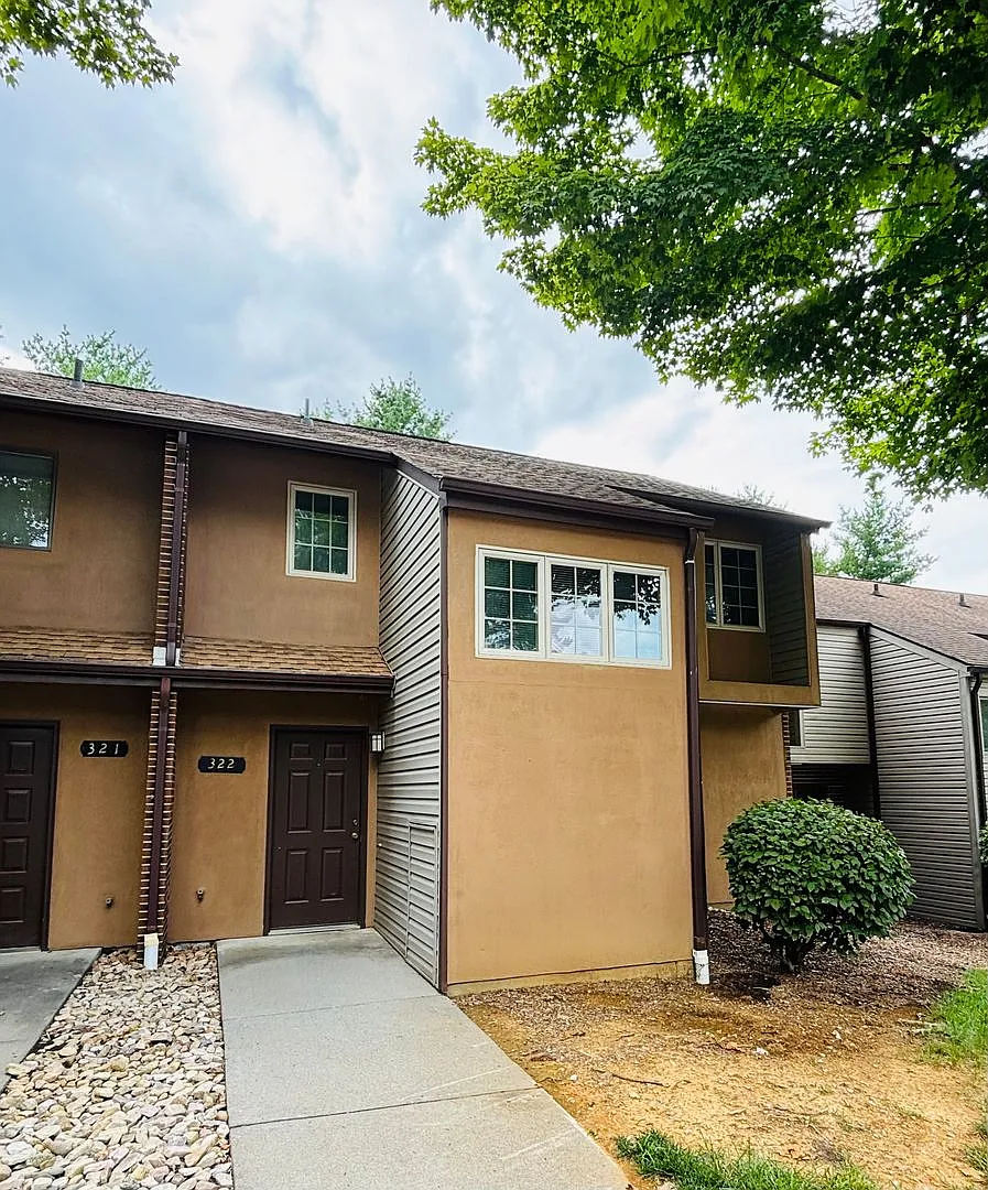 3 Bedroom 2.5 Bath Townhouse- — Photo 1