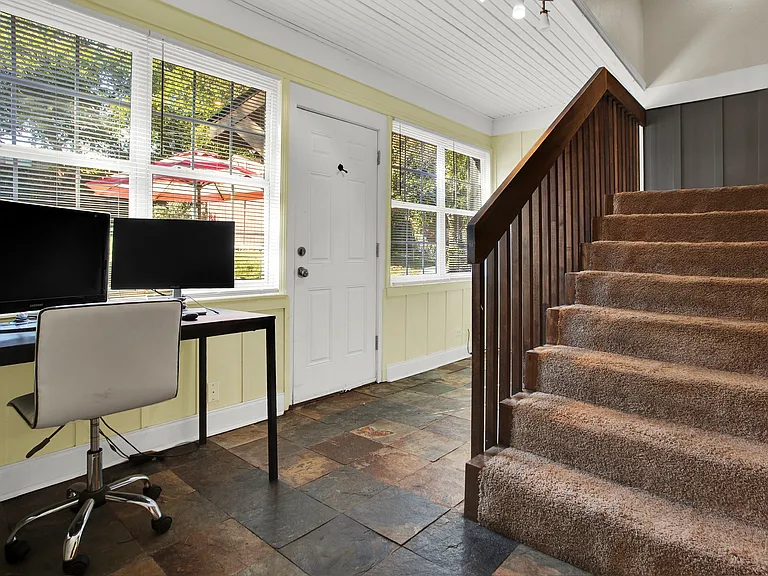 W Gandy St — Photo 10