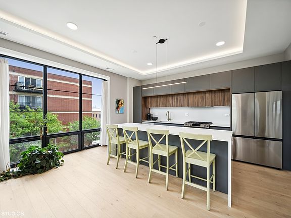 4th image of 504 N Leavitt St #305