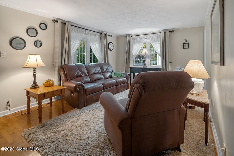 4th image of 6 Williams Court