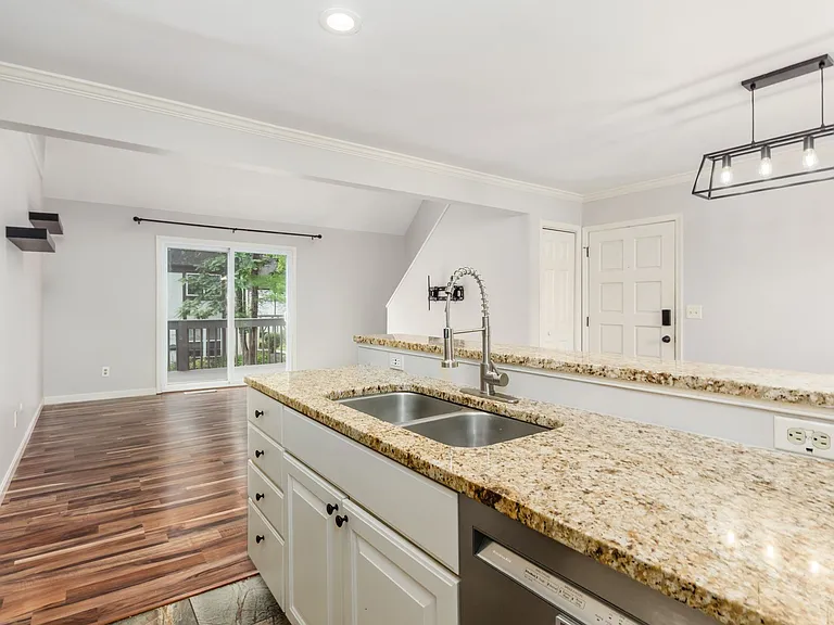 1589 Arlington Ave — Photo 10