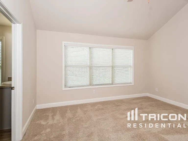 221 Ireland Ln — Photo 9