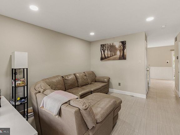 3rd image of 10 Arbour Ln