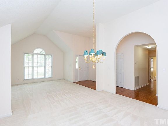 3rd image of 406 Brook Creek Dr