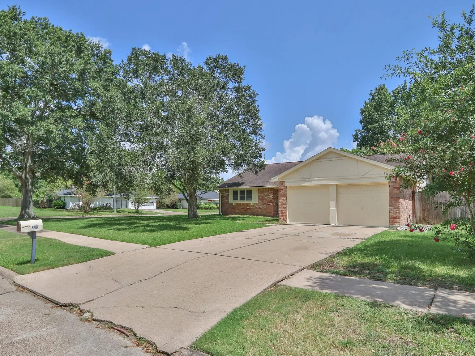 4 bed, 2.0 bath, 1872 sqft, $2,400 — Photo 3