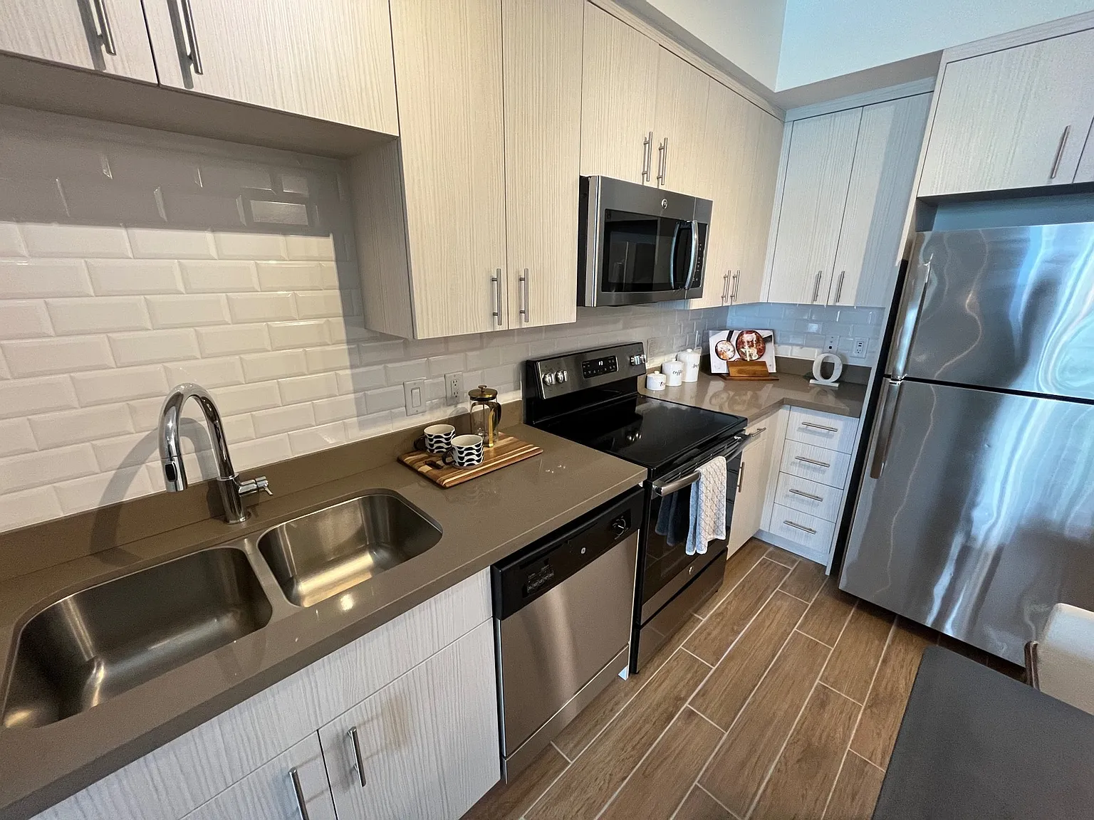 Studio, 642 sqft, $1,950 — Photo 4
