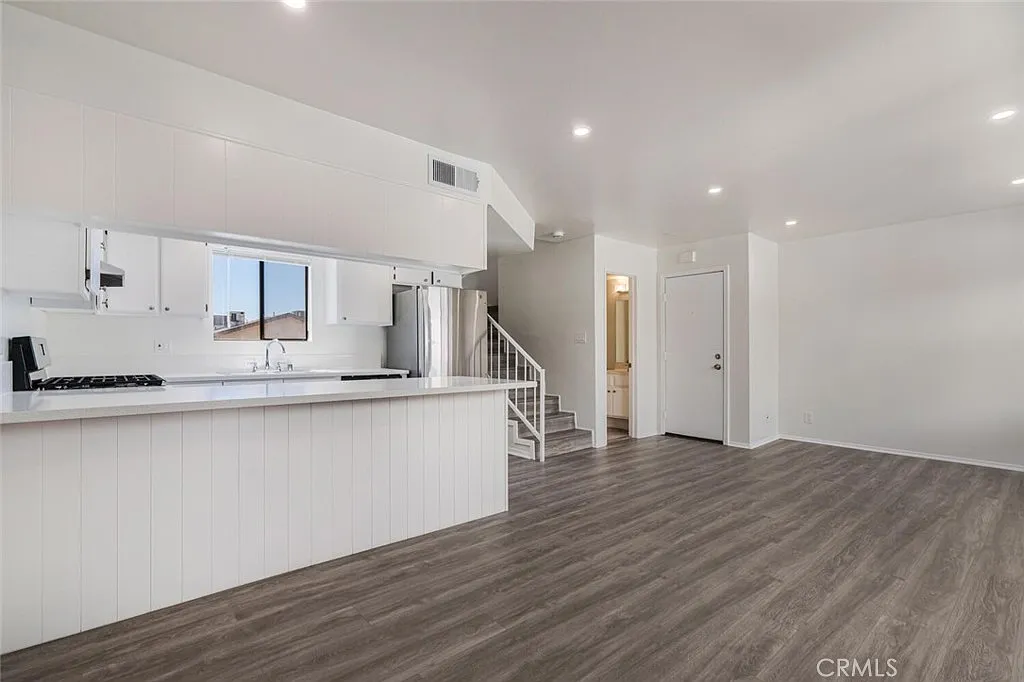 2 bed, 1.5 bath, 1030 sqft, $3,300 — Photo 3