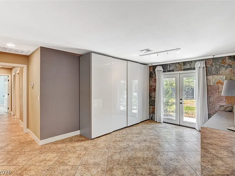 4153 Woodcrest Rd — Photo 2
