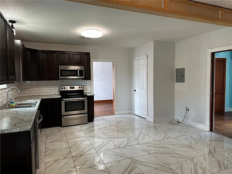 1005 E Fulton St — Photo 10