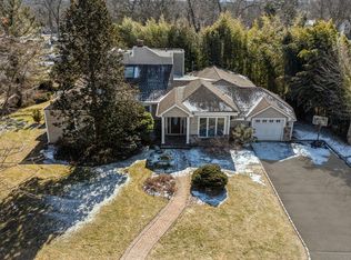 70 Revere Rd, Roslyn Heights, NY 11577