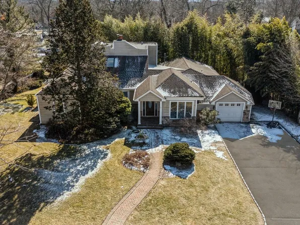 70 Revere Road, East Hills, NY 11577