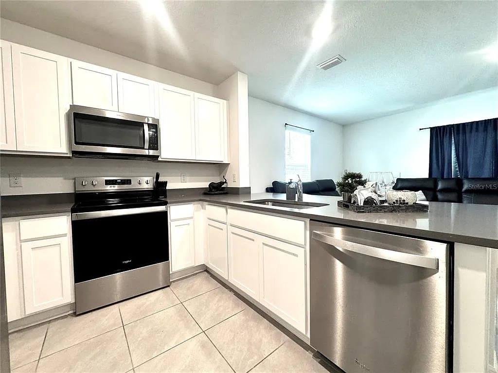 3 bed, 2.5 bath, 1488 sqft, $2,395 — Photo 3