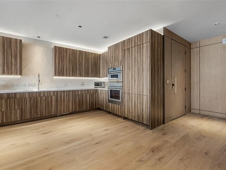 700 NE 24th St #Penthouse 5902 — Photo 21