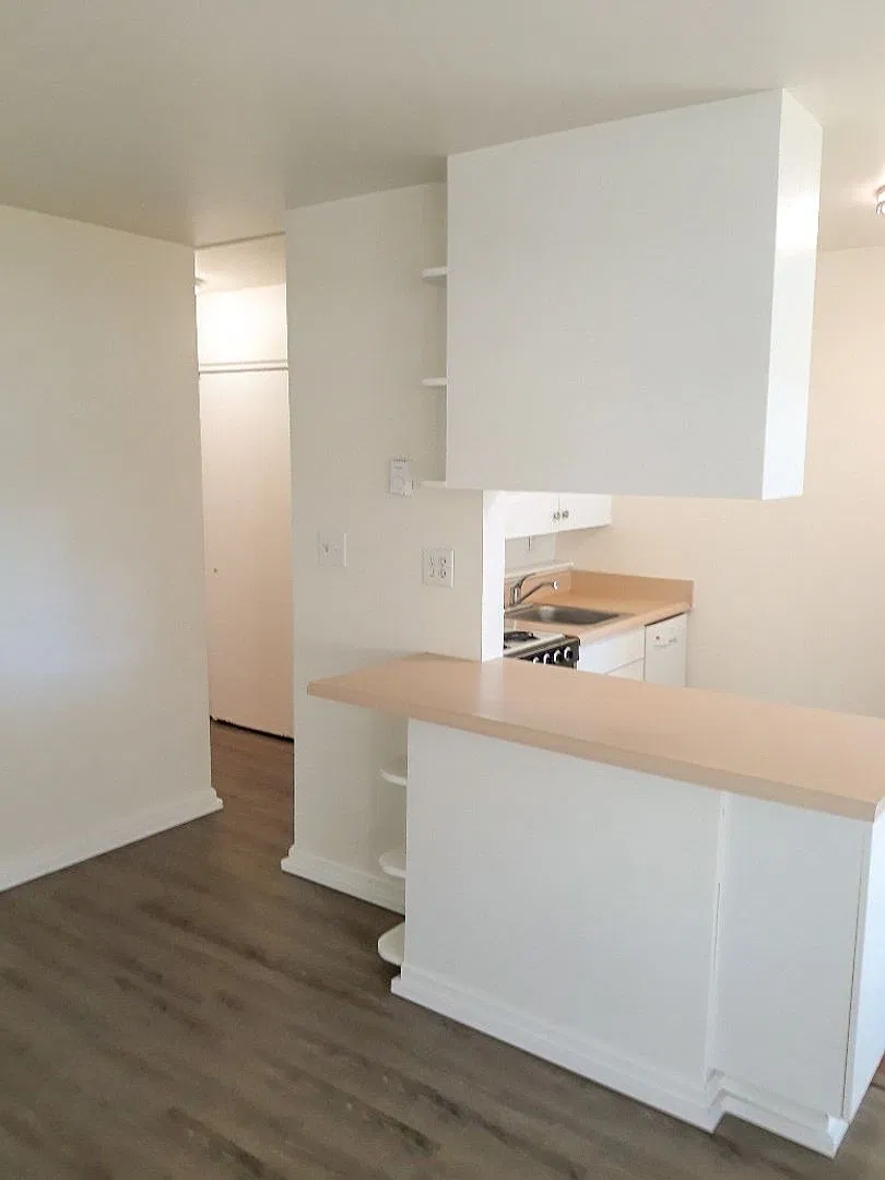 Belmont Roy Apartments — Photo 4