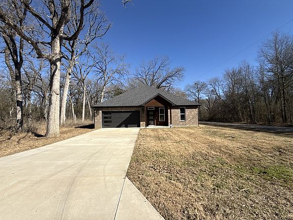 3rd image of 102 Oakwood Dr