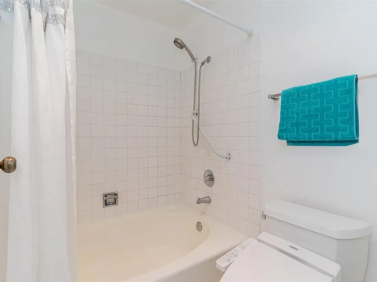 10211 NE 16th Pl #R8 — Photo 17