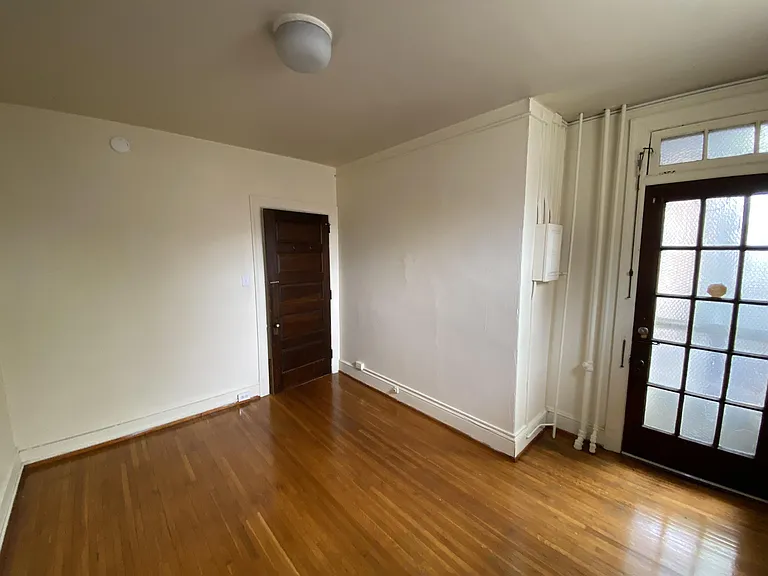 162 E Market St — Photo 9