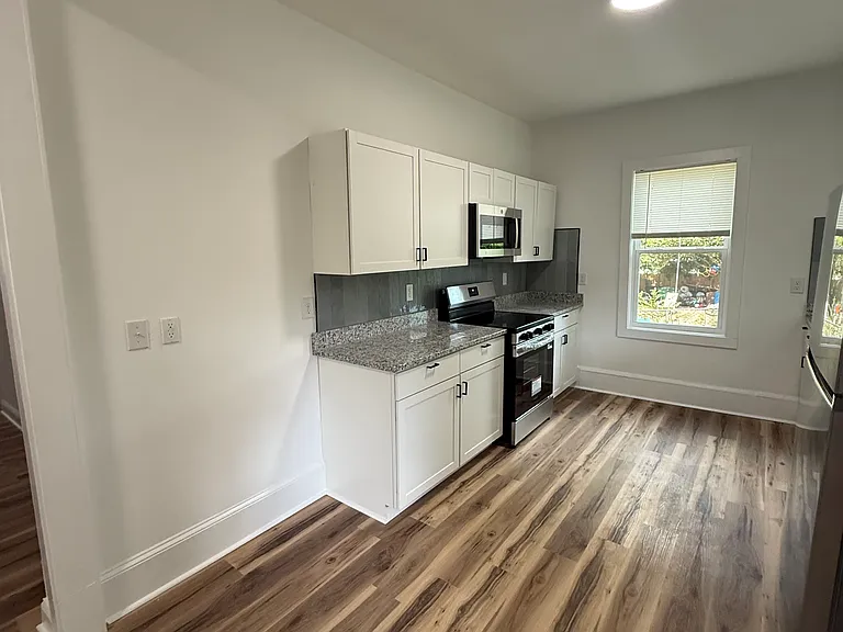 Kitchen (view 3)