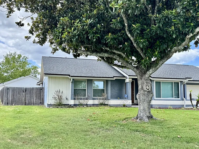 1301 Queen Elaine Dr — Photo 2