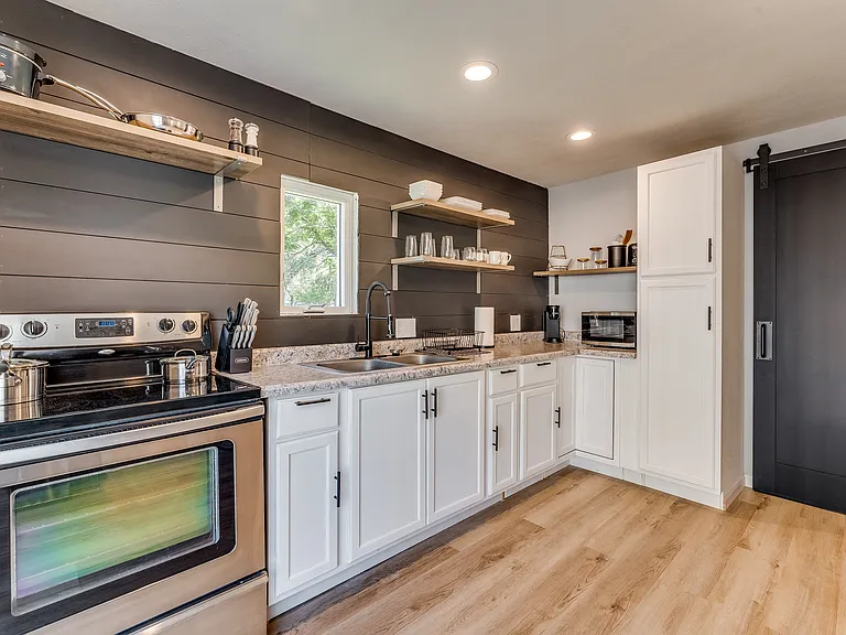 110 E Osborne St — Photo 17