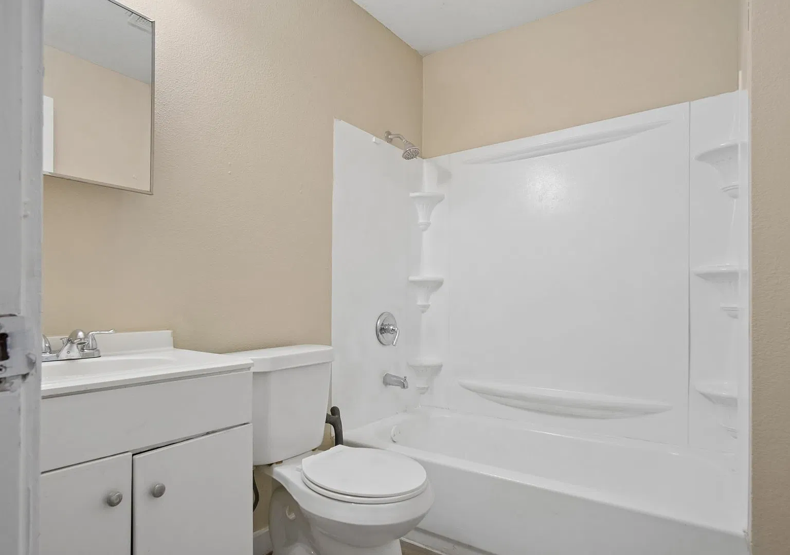 Beautifully Updated 3-Bedroom Home Near Downtown — Photo 3