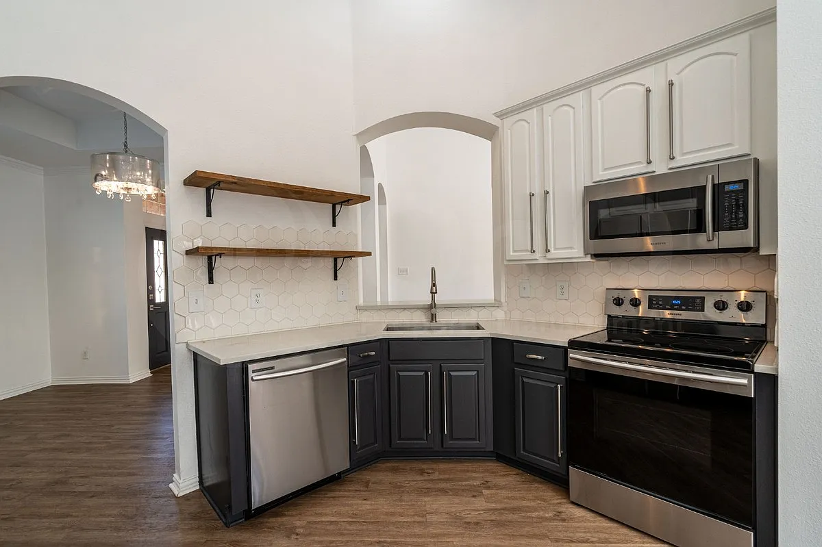 3 bed, 2.0 bath, 1777 sqft, $2,299 — Photo 4