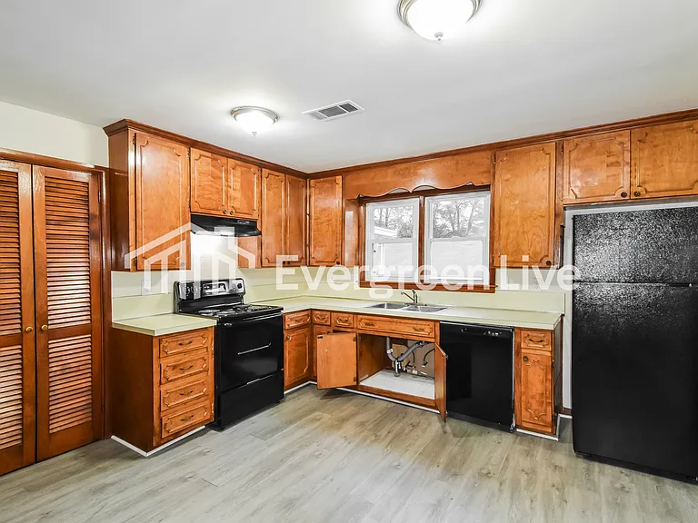 515 Chatsworth Dr — Photo 3