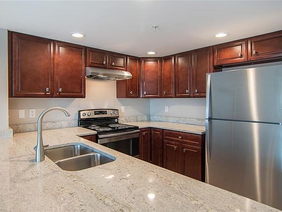 4th image of 3300 Oak St NE #103