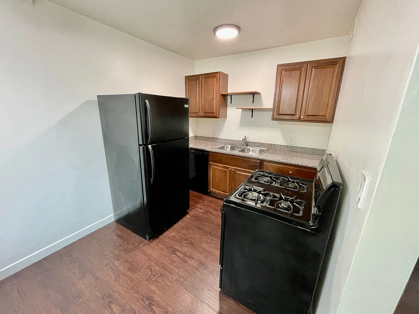 Spacious 2 Bed / 1 Bath Apartment in the Heart of South Park! — Photo 3