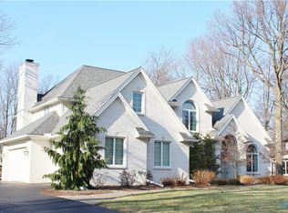 544 Saint Annes Dr, Holland, OH 43528