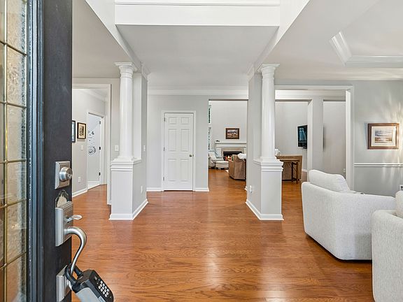 3rd image of 302 Findon Ct