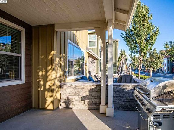 3rd image of 548 Sandalwood Dr