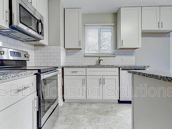 3rd image of 8513 Oxford Ave