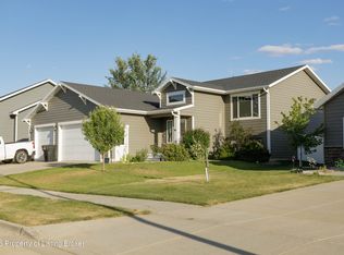 1877 Yellowstone Cir, Dickinson, ND 58601