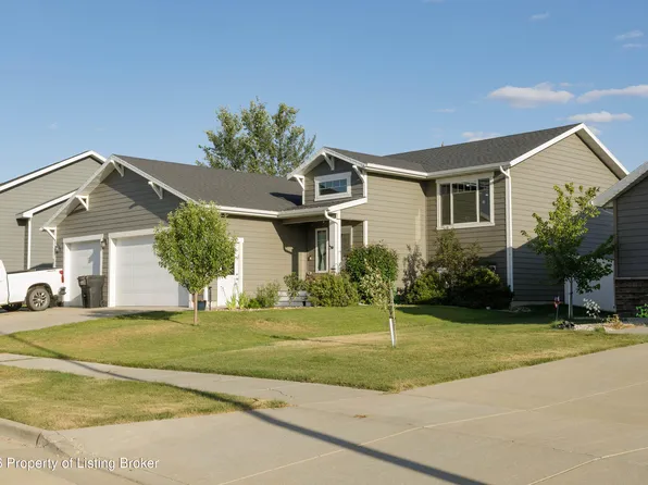 1877 Yellowstone Cir, Dickinson, ND 58601