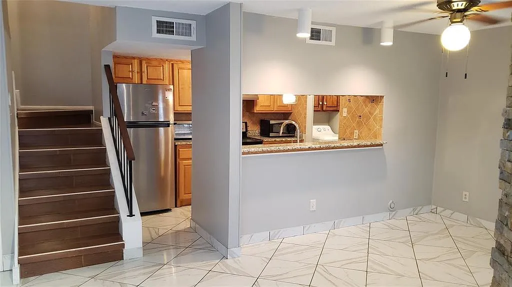 2 bed, 1054 sqft, $1,498 — Photo 4