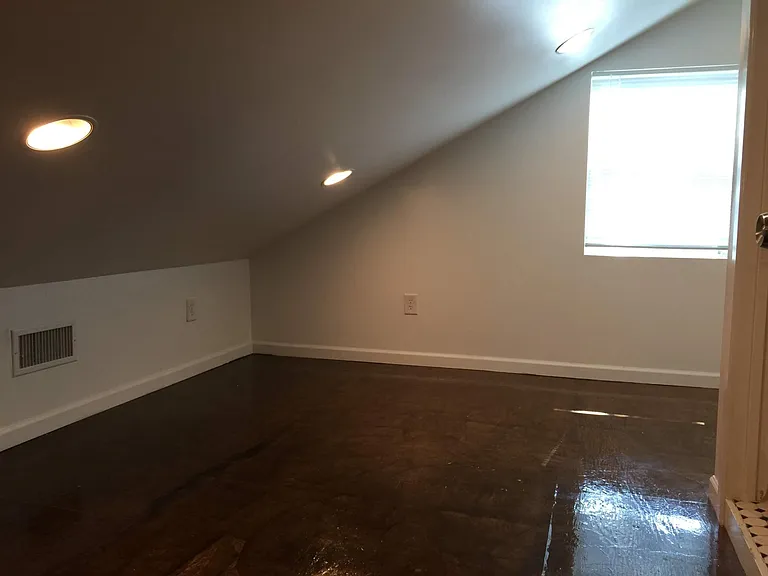 1028 W Hickory St — Photo 3