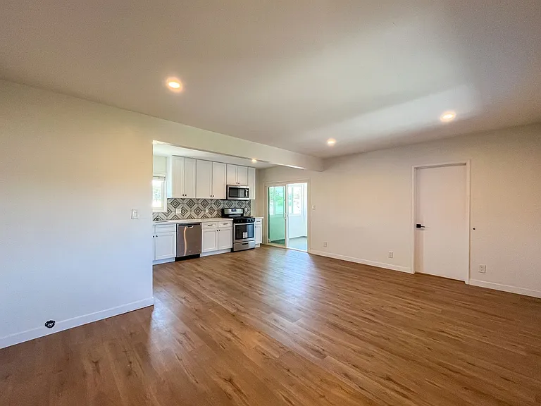 3814 S Bronson Ave — Photo 9