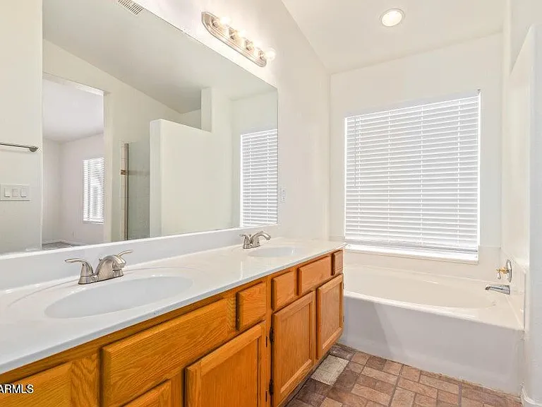 6585 N 77th Dr — Photo 21