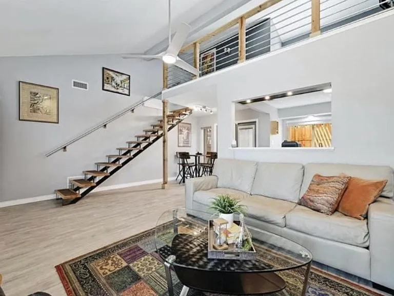 1700 Timberwood Dr — Photo 2