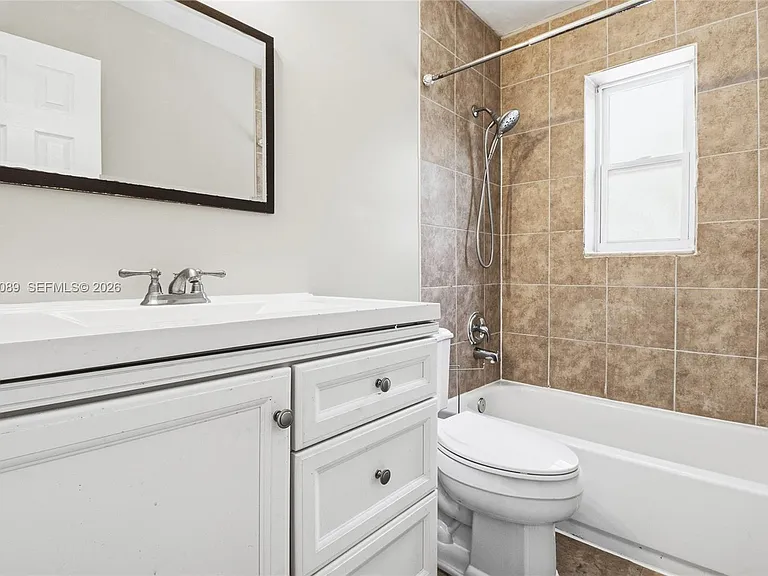 610 SW 2nd Ave #1 — Photo 20