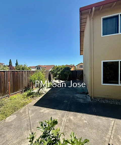 575 Kevenaire Dr - Side yard_05162026