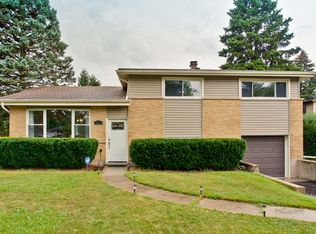 1428 N Burning Bush Ln, Mount Prospect, IL 60056