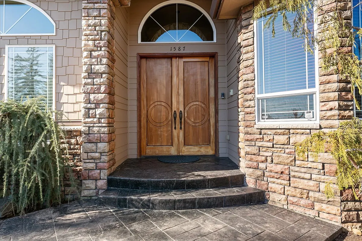 4 bed, 5540 sqft, $5,500 — Photo 2