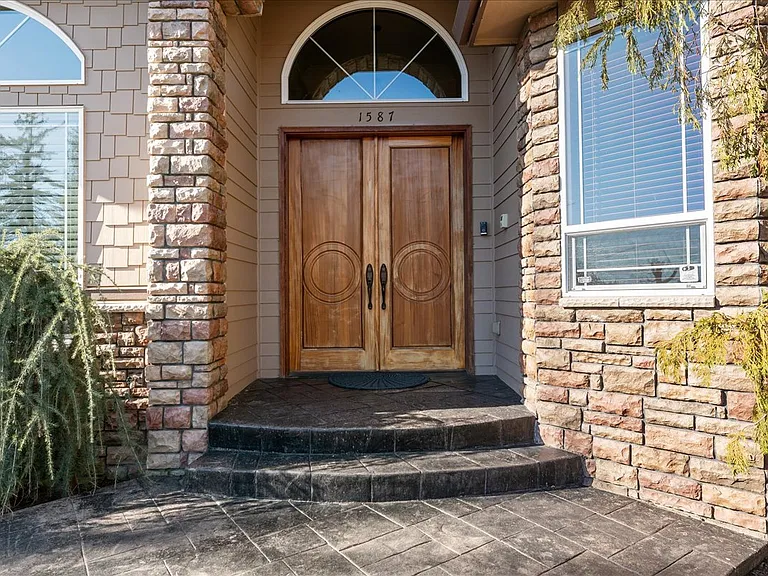 1587 SW Walters Loop — Photo 2